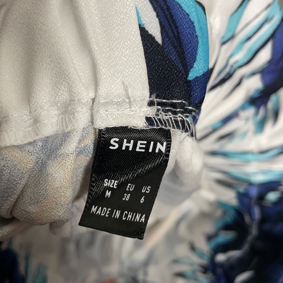 Flowy shorts with elastic waist band - Picture 3 of 4